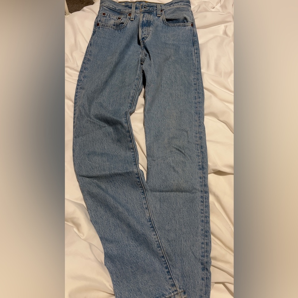 Levi’s 501 Premium 90’s Mid-rise loose fit button down Straight-Leg Jeans